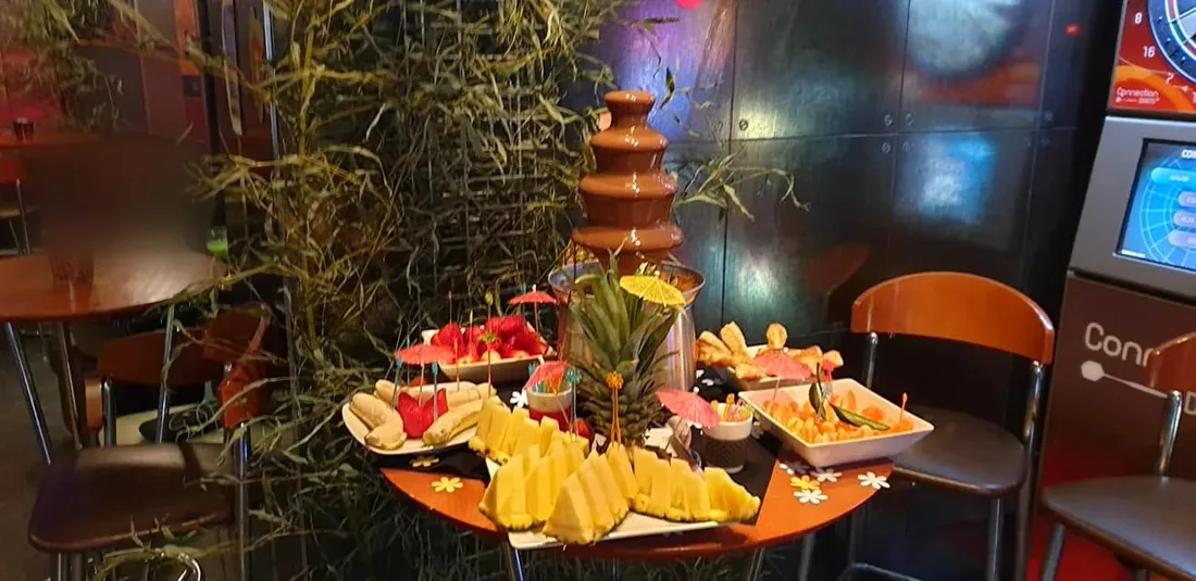 Ambiente de fiesta en Planet Café Renedo
