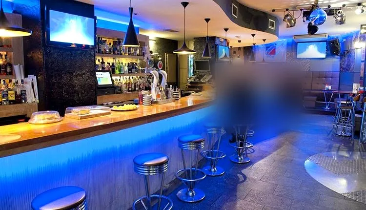 Barra y ambiente de Planet Café Renedo