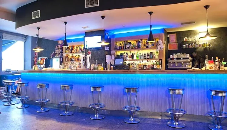 Ambiente nocturno de Planet Café Renedo